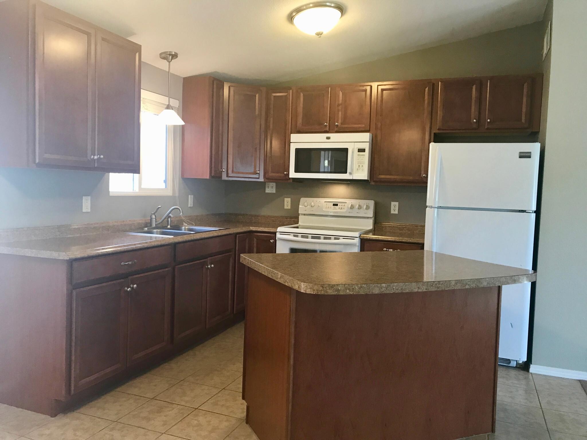 Building Photo - 1415 Willow Dr