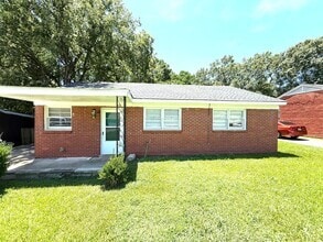 Building Photo - ** 3 bed 1 bath located in Highland Garden...