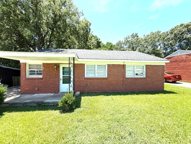 Primary Photo - ** 3 bed 1 bath located in Highland Garden...