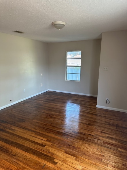 Building Photo - 1905 Connor Ave