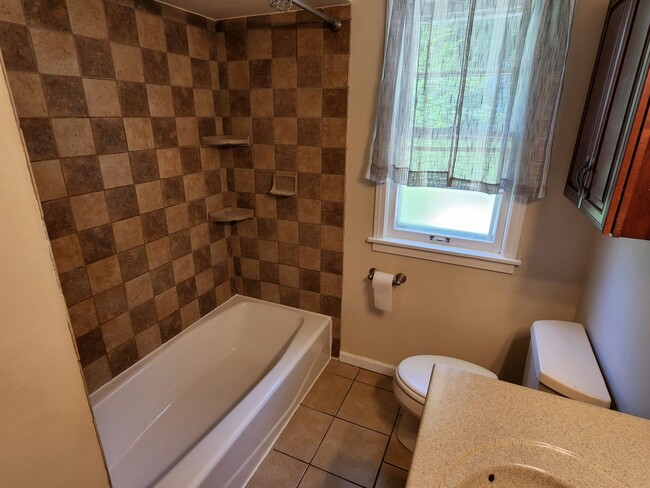 Building Photo - 3 bedroom Tosa ranch