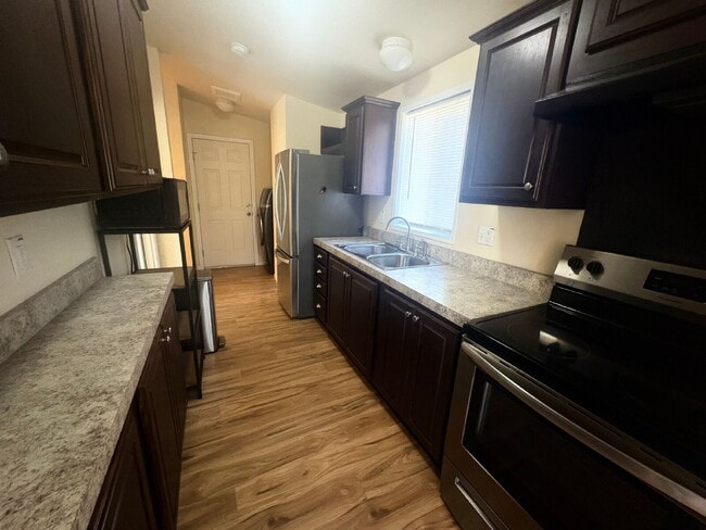 Building Photo - Remodeled 1BR Cottage on Private Wooded Lot