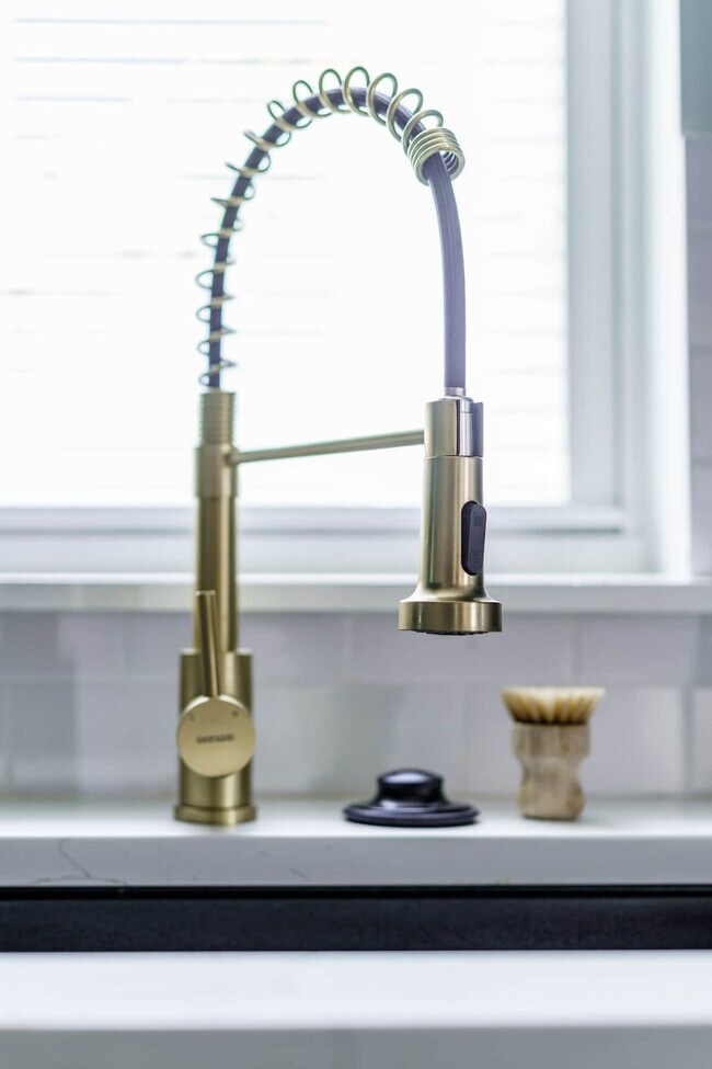 Building Photo - 33 Lundy St