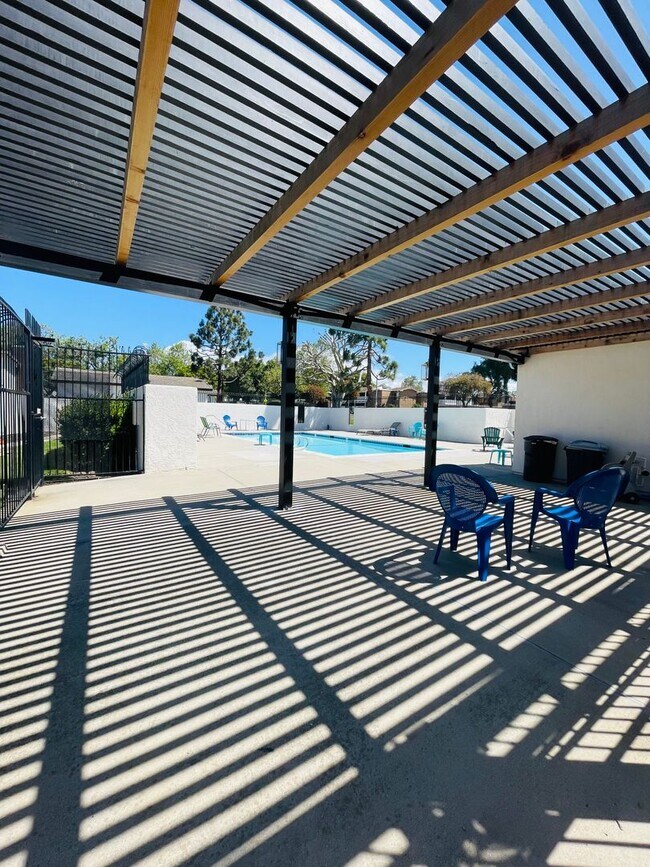 Building Photo - Spacious 2-bedroom, 2-bathroom condo featu...