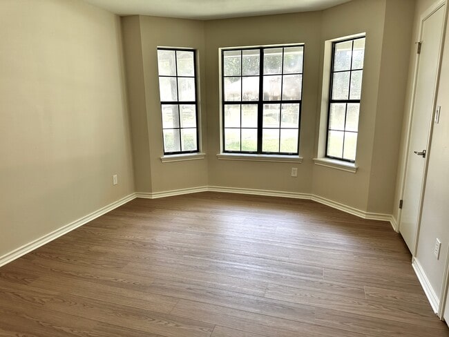 Building Photo - 5802 Kevin St