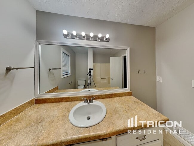 Building Photo - 5070 Ravenwood Dr
