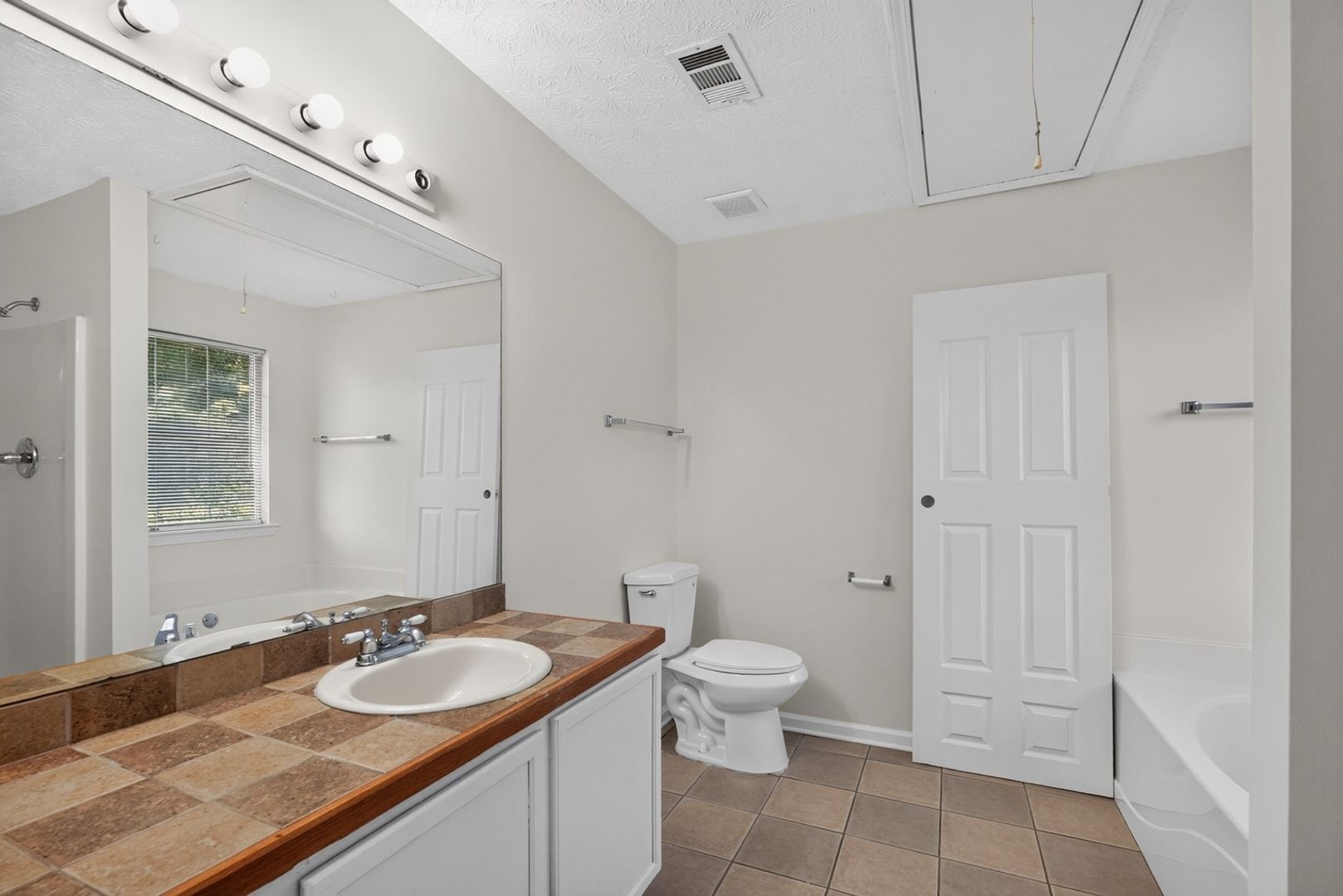 Building Photo - 327 Autumn Lake Dr
