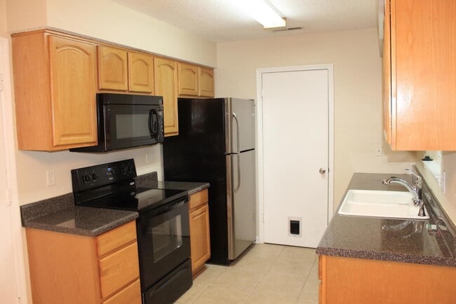 Building Photo - Single story ranch with 2 car attached gar...