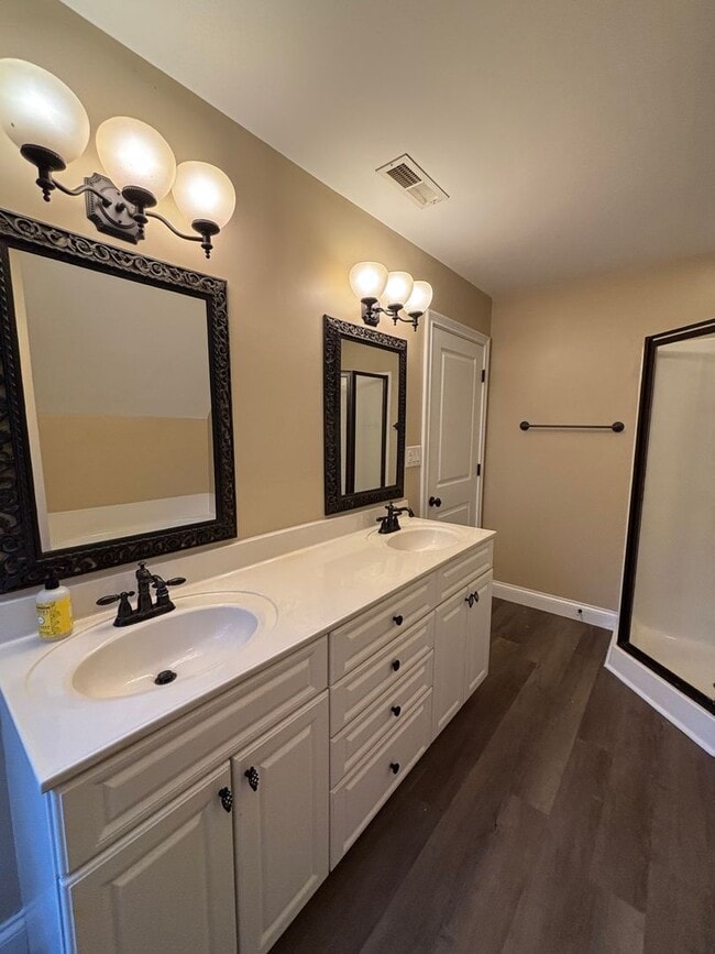 Building Photo - Freshly Renovated Dollhouse in Maryville!!