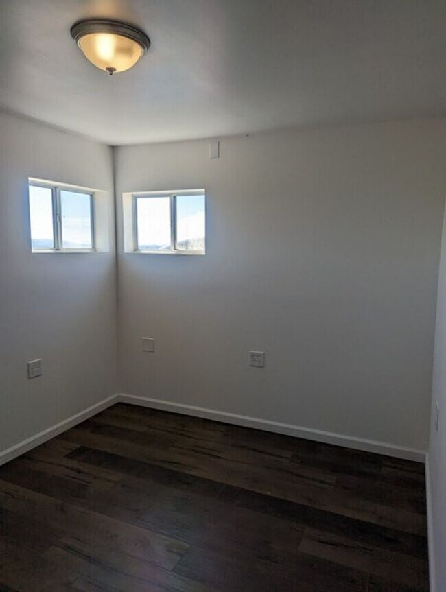 Building Photo - Charming Hilltop Retreat with Breathtaking Mountain Views!!