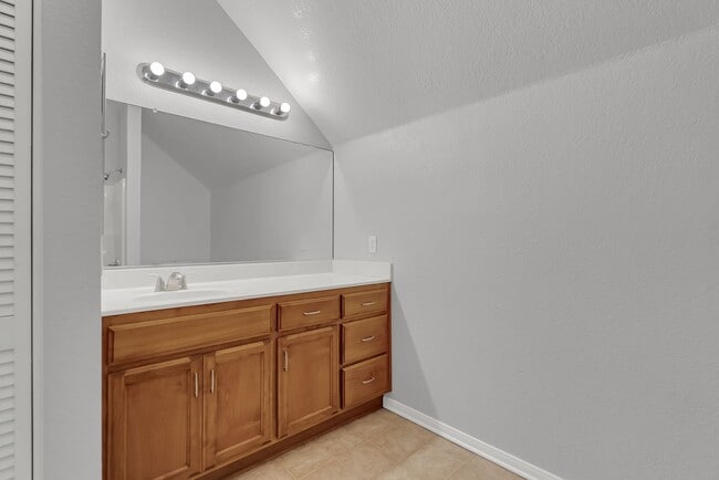 Building Photo - Charming Upstairs Unit near Riverside Plaza