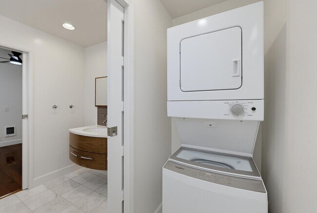 Building Photo - 1470 Rosecrans St
