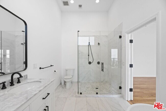 Building Photo - 15851 Mulholland Pl