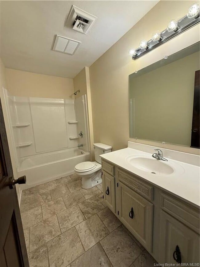 Building Photo - Golf course views in Floyds Knobs!