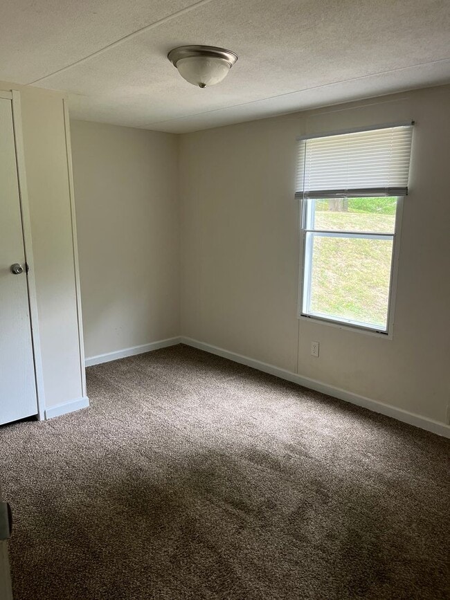 Building Photo - Well maintained mobile home