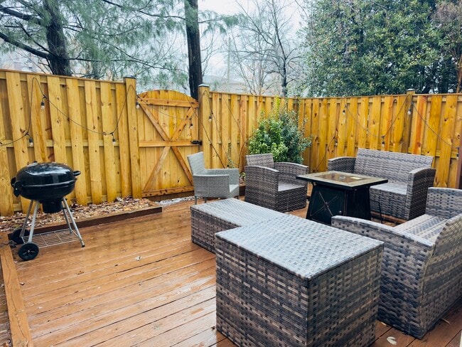 Building Photo - 3832 Charles Ave