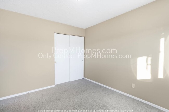 Building Photo - SW Portland Two Bedroom Condo In The Heart Of Burlingame!