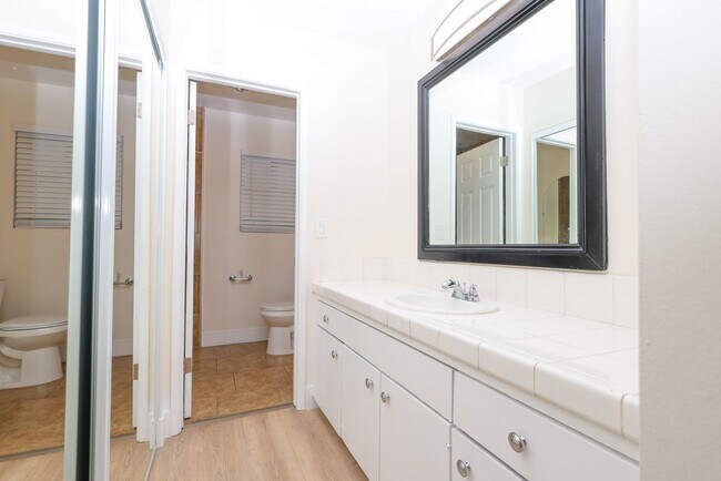 Building Photo - 563 S Fashion Park St