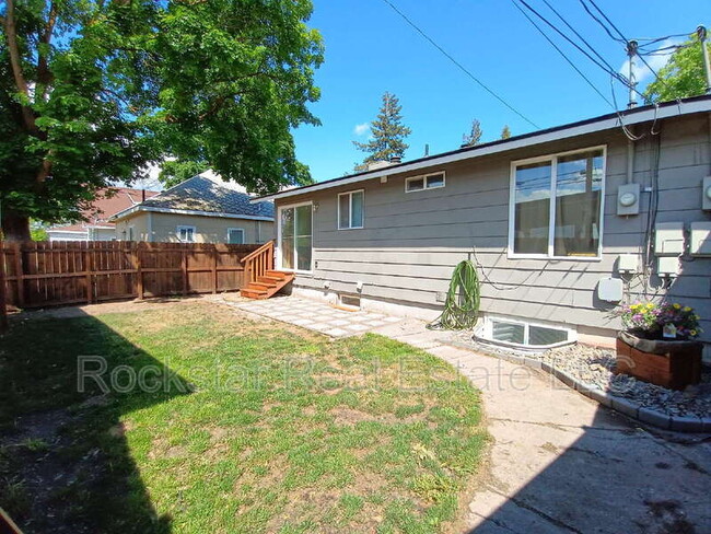 Building Photo - 702 E Bridgeport Ave