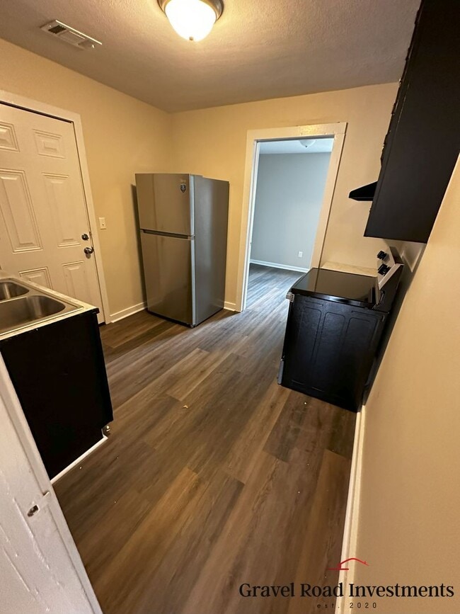 Building Photo - For Rent: Newly Remodeled 3 Bedroom / 1 Bath Home