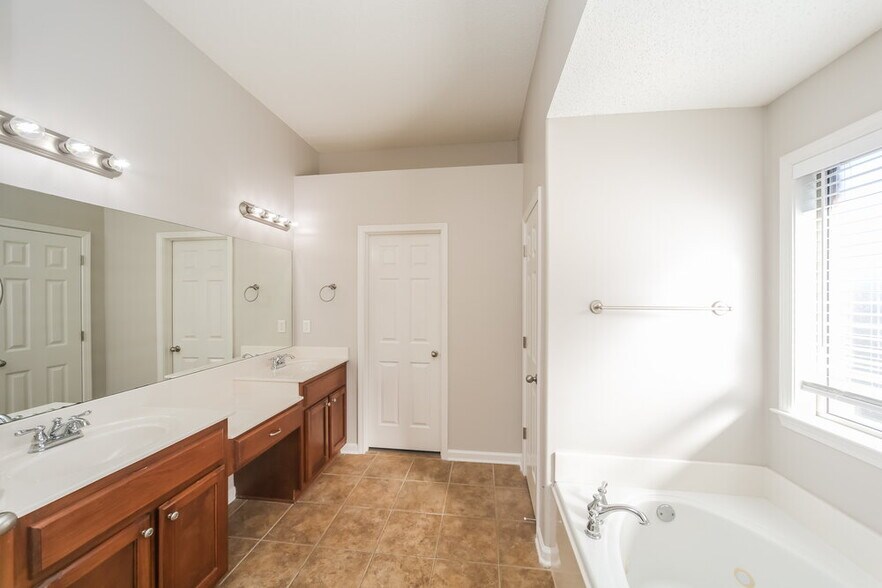Building Photo - 10442 Sanford Dr