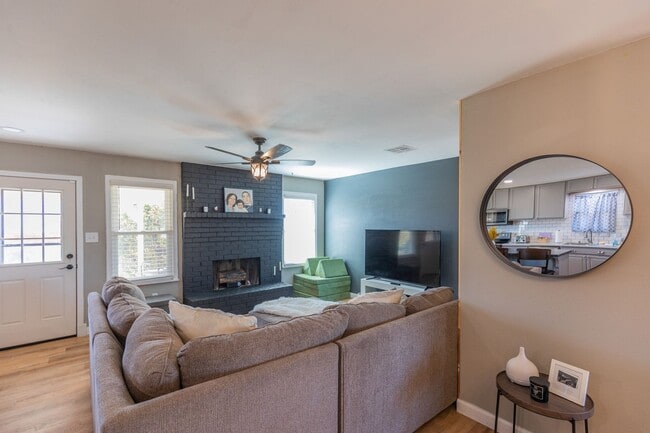 Building Photo - Beautiful 3 Bed 2 Bath - Gorgeous Views & Fenced in Backyard!