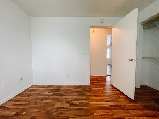 Building Photo - 114 E 8th St