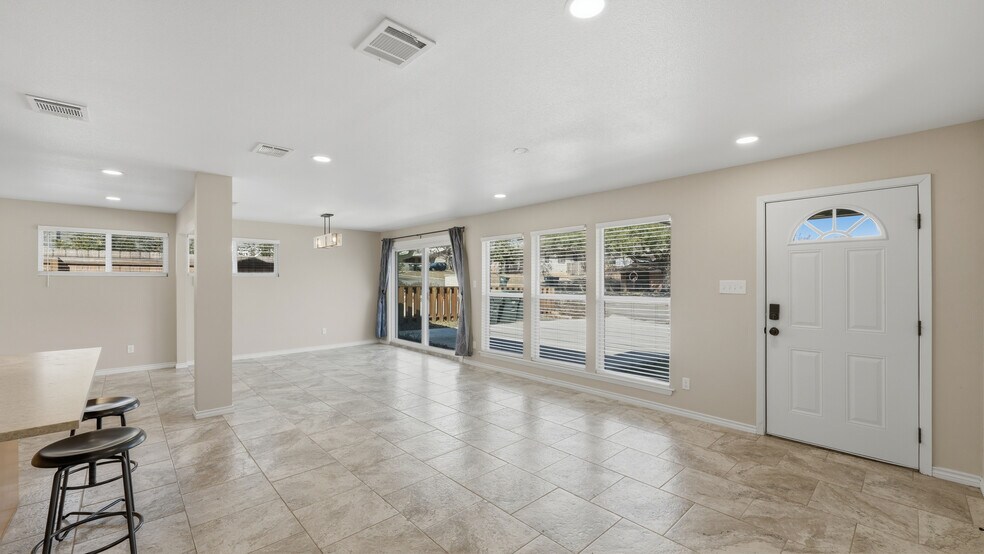 Building Photo - 1409 Highland Dr