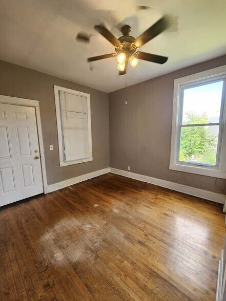 Bed 4 10x15 - 3556 W Medill Ave