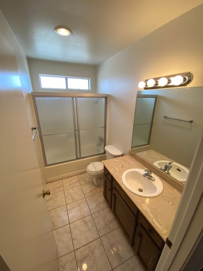 Building Photo - Upper Corner Unit with Utilities INCLUDED!!