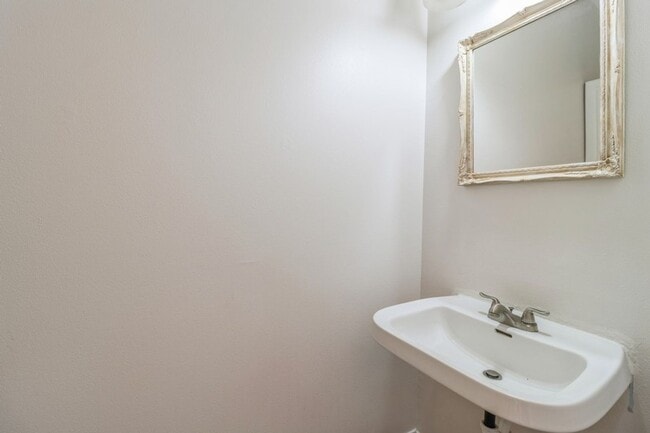 Building Photo - GREAT LOCATION IN COUNTRY CLUB!! 4 Bedroom, 3.5 Bathroom Home in Clive
