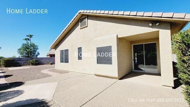 Building Photo - 6235 W Navajo Dr