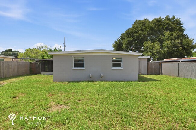 Building Photo - Charming Largo Home