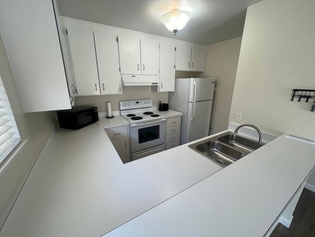 Building Photo - Beautiful 2 bed 1.5 bath end unit Condo in...