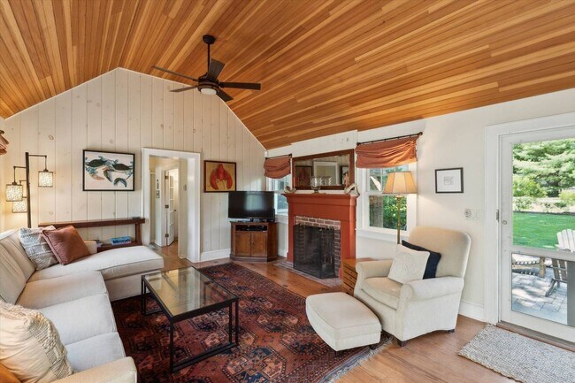 Building Photo - 695 Main St