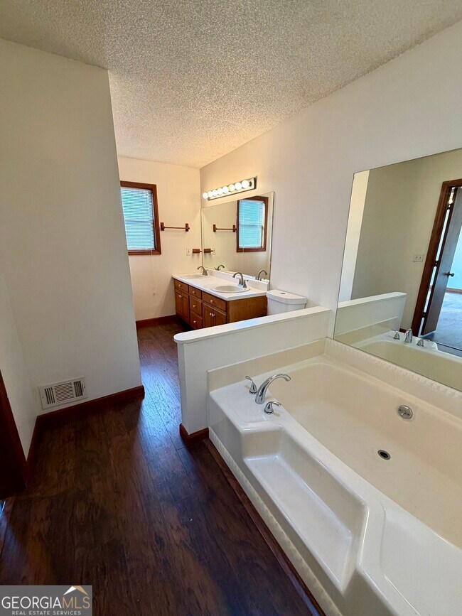 Building Photo - 6206 Westridge Trce