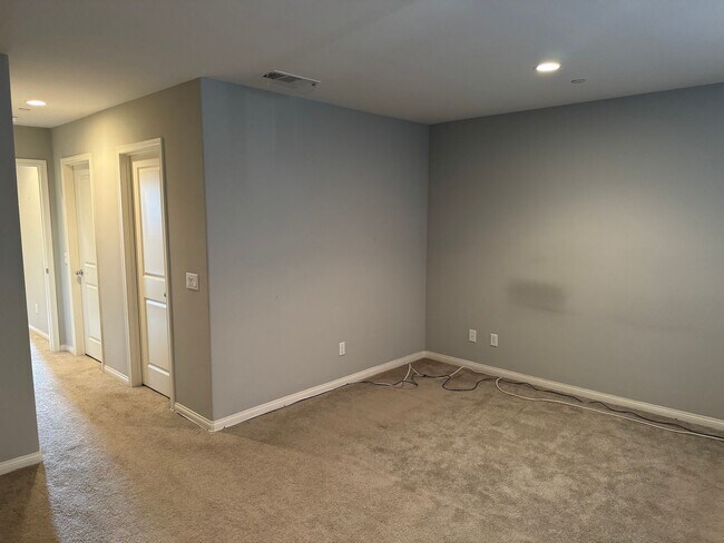 Building Photo - 15330 Jasmine Ln