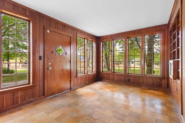 Building Photo - Unique, Charming and Spacious Fayetteville Home!