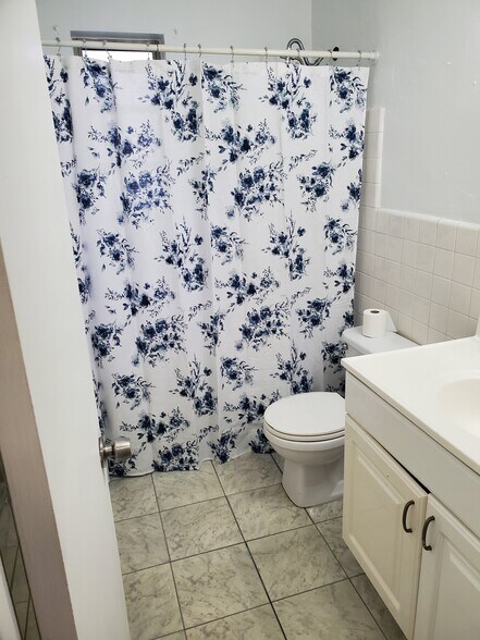 Bathroom - 2341 Roosevelt St