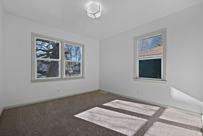 Building Photo - 840 W Montague Ave