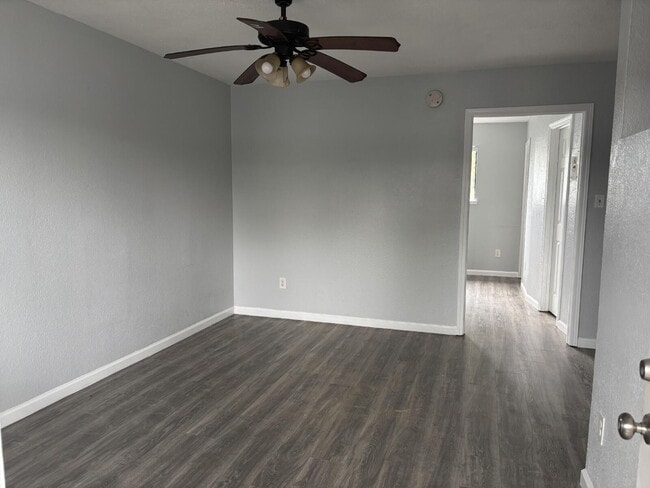 Building Photo - In Unit Washer/Dryer or Forced HVAC you choose! Updated interior - must see! Become the newest ne...