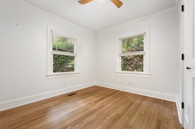 Building Photo - Bright, Updated Home Minutes from UNC and Downtown Chapel Hill