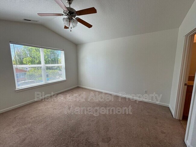 Building Photo - 347 Norway St NE