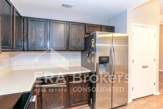 Building Photo - 1614 Twisted Oak Dr