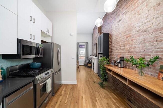 Building Photo - 205 14th St