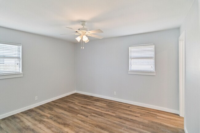 Building Photo - 814 Carson Dr