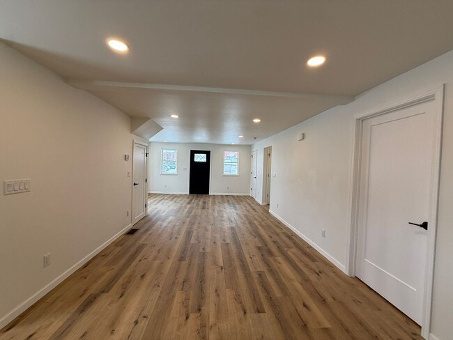 Building Photo - All new 3 bed / 2 bath home in wonderful West Salem neighborhood with garage!