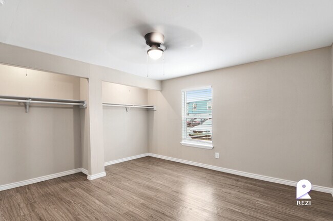 Building Photo - 11810 Algonquin Dr