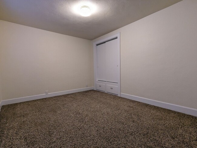 Building Photo - Spacious 2-Bedroom, 1-bath Home Close To Owen Rose Gardens!