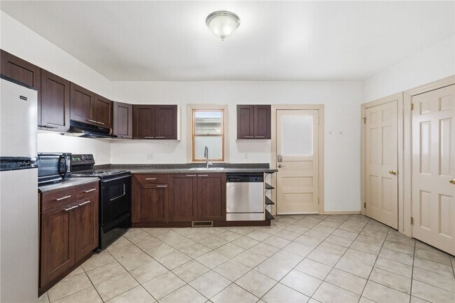 Building Photo - 112 Dewitt St